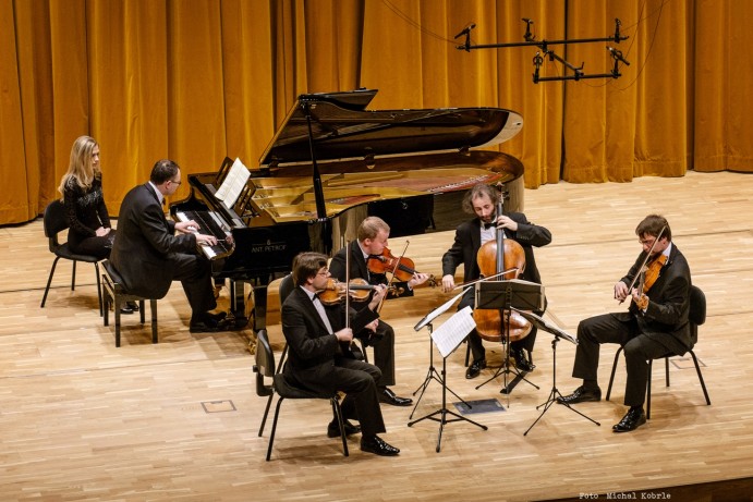 D.Mareček with Zemlinského quartette on the podium of the Philharmonic Hradec Králové D.Mareček with Zemlinského quartette on the podium of the Philharmonic Hradec Králové